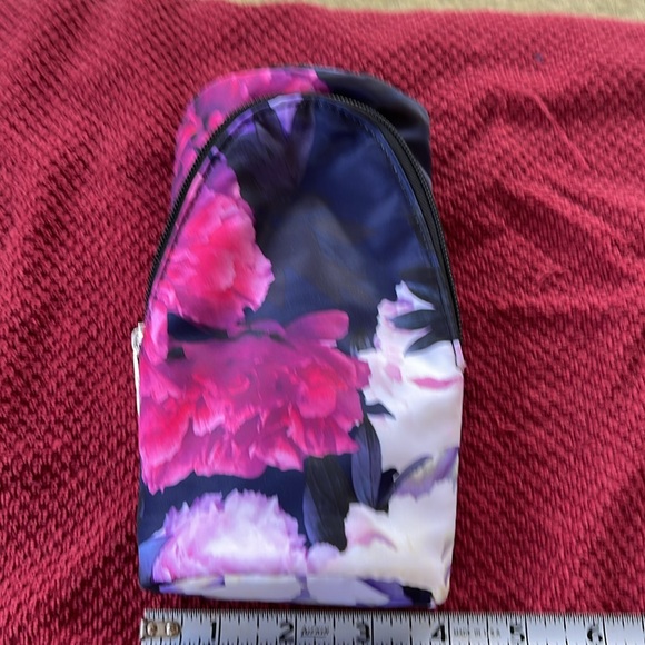 Cosmetics brush bag. Never used. Zippered closure . - Picture 4 of 5